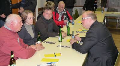 Leusel: Im Gespräch mit Bürgern im Anschluss an die Kandidatenvorstellung.