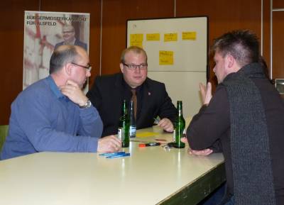 Leusel: Im Gespräch mit Bürgern im Anschluss an die Kandidatenvorstellung.