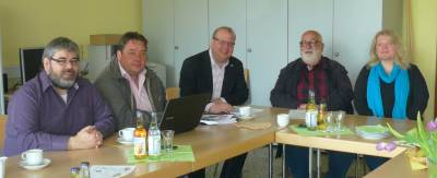 Gespräch zur Jugendarbeit in Alsfeld. Vlnr: Peter Weigang, Thomas Müller, Stephan Paule, Präses Horst Schopbach, Antje Borgerding.