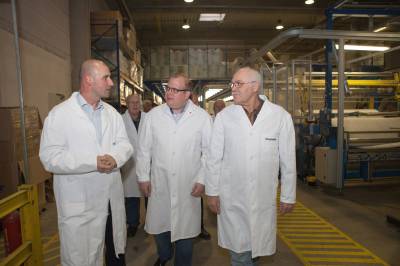 Rundgang. Vlnr.: Produktionsmanager Samir Memic mit Richard Weicker, Bürgermeisterkandidat Stephan Paule, Kurt Schmidt und weiteren CDU-Vertretern.