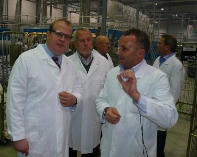 Erläuterung des Wäschereibetriebes. Vlnr.: Bürgermeisterkandidat Stephan Paule, Klaus-Dieter Behlen, Richard Weicker, Betriebsleiter Tino Wilk, Inhaber Stefan Decher.