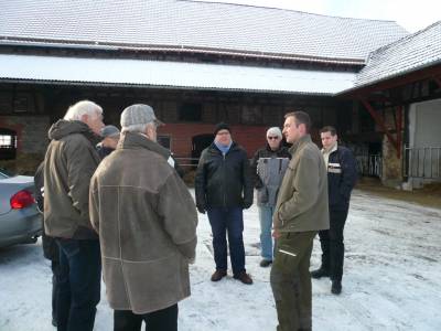 Betriebsbesichtigung. Robert Kasper (2. v. r.) erläutert seinen landwirtschaftlichen Betrieb.